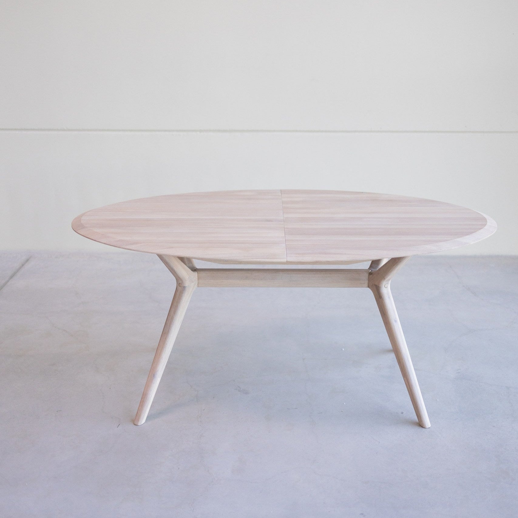 Table extensible ovale en bois massif de chêne Carmen